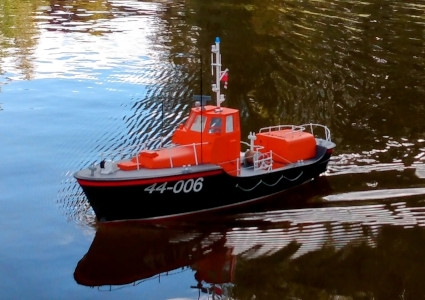 Ein Modellboot der britischen Seenotrettungsgesellschaft