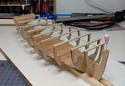 Das Spantgerüst für einen Modellbootsrumpf entsteht aus Sperrholz auf einer Helling